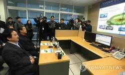 제주 전기차 현황 설명 듣는 김무성 대표