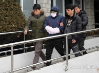 호송차로 이동하는 의정부 화재 사고 피의자