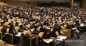 뜨거운 열기로 가득찬 의료기기 설명회장