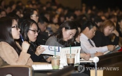 뜨거운 열기로 가득찬 의료기기 설명회장