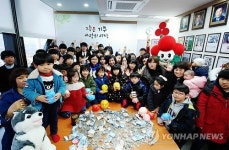 동전모아 기부하는 해남 땅끝지역아동센터 아이들