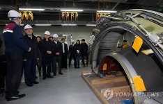 항공기 정비고 방문한 최경환 부총리