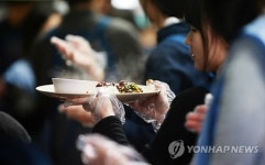 배식봉사하는 학생들