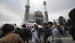 예배 끝나고 성원 나서는 무슬림들
