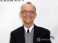 연극계 전설 조엘 그레이, 82세에 커밍아웃