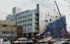 포항 세명기독병원 공사장 안전펜스 무너져…4명 부상(종합)