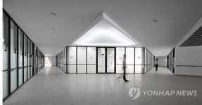 노후 학교 개축…디자인 건물로 재탄생