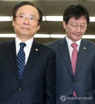 의총장에 들어서는 여당 원내대표 후보