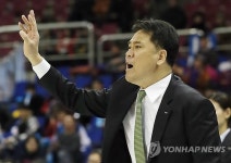 작전 지시하는 이호근 감독