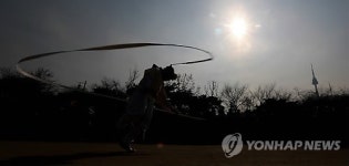 따뜻한 봄볕 아래 풍물 공연