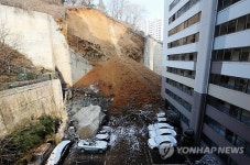 옹벽 붕괴로 위태로운 아파트