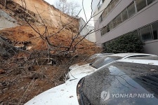 토사에 뭍힌 차량들