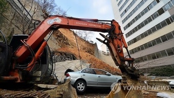 사고수습 준비하는 옹벽붕괴 현장