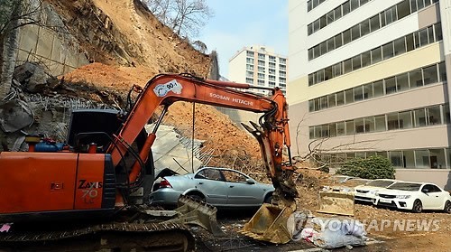경찰, 오산시청·현대건설 압수수색...도로 붕괴로 사망한 운전자, 원인 규명