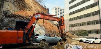 경찰, 오산시청·현대건설 압수수색...도로 붕괴로 사망한 운전자, 원인 규명