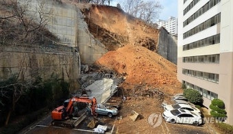 오산시 고가도로 옹벽 붕괴 사고로 운전자 1명 심정지 상태 발견, 사망 1명 발생