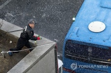 명도집행 반발하는 상이군경회 회원들