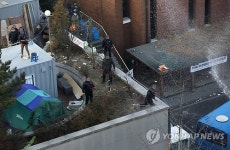 명도집행 반발하는 상이군경회 회원들