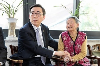 군위안부 만난 외교차관 