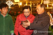 이동필 장관, 첨단기술 융복합 모색 지열냉난방시설 농장 방문