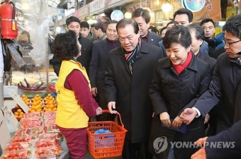 재래시장 방문한 박 대통령