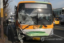 충돌사고 난 시내버스