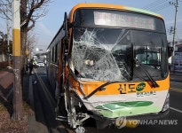 충돌사고 난 시내버스