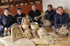 짚공예품 만들어 파는 경로당