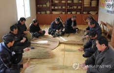 짚공예품 만들어 파는 경로당