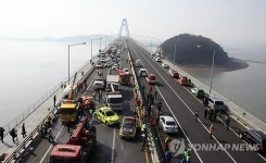 사고처리 한창인 영종대교