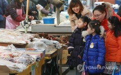 전통시장 장보기 체험중