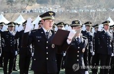핵주먹 여경·자격증만 17개…신임 경찰관 졸업식