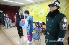 대성동초등학교 졸업생에 선물증정하는 정종섭 장관