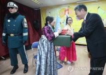 대성동초등학교 졸업생에 선물증정하는 정종섭 장관