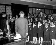 1970년 서일교 총무처장관 만난 대성동국민학교 학생들