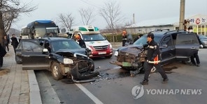 강릉서 승용차 충돌…5명 다쳐