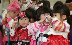 가지런히 모은 손