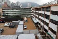 부산 광안초등학교 재건축…1년간 컨테이너 수업