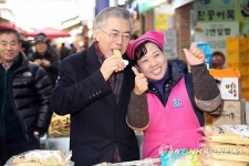 문재인 이산가족 상봉 인도주의적 견지에서 계속돼야