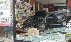 홍제동 휴대전화 매장으로 승용차 돌진…운전자 다쳐