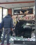 홍제동 휴대전화 매장에 승용차 돌진