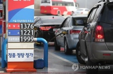차량으로 붐비는 서울 최저가 주유소