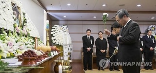 조문하는 우윤근 원내대표