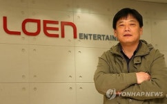 포즈 취하는 신원수 로엔엔터테인먼트 대표