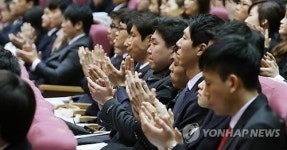 박수치는 연수생들