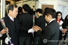 오카리나·장미꽃 입학 축하선물 받으며 첫등교