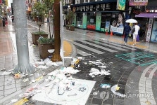 밤이면 쓰레기 천지되는 부산 서면거리 3일간 청소 파업