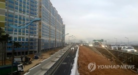 소음때문에… 방음터널 공사중인 아파트