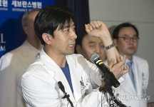 수술 상황 설명하는 정형외과 주치의