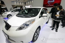 전기차 둘러보는 사람들